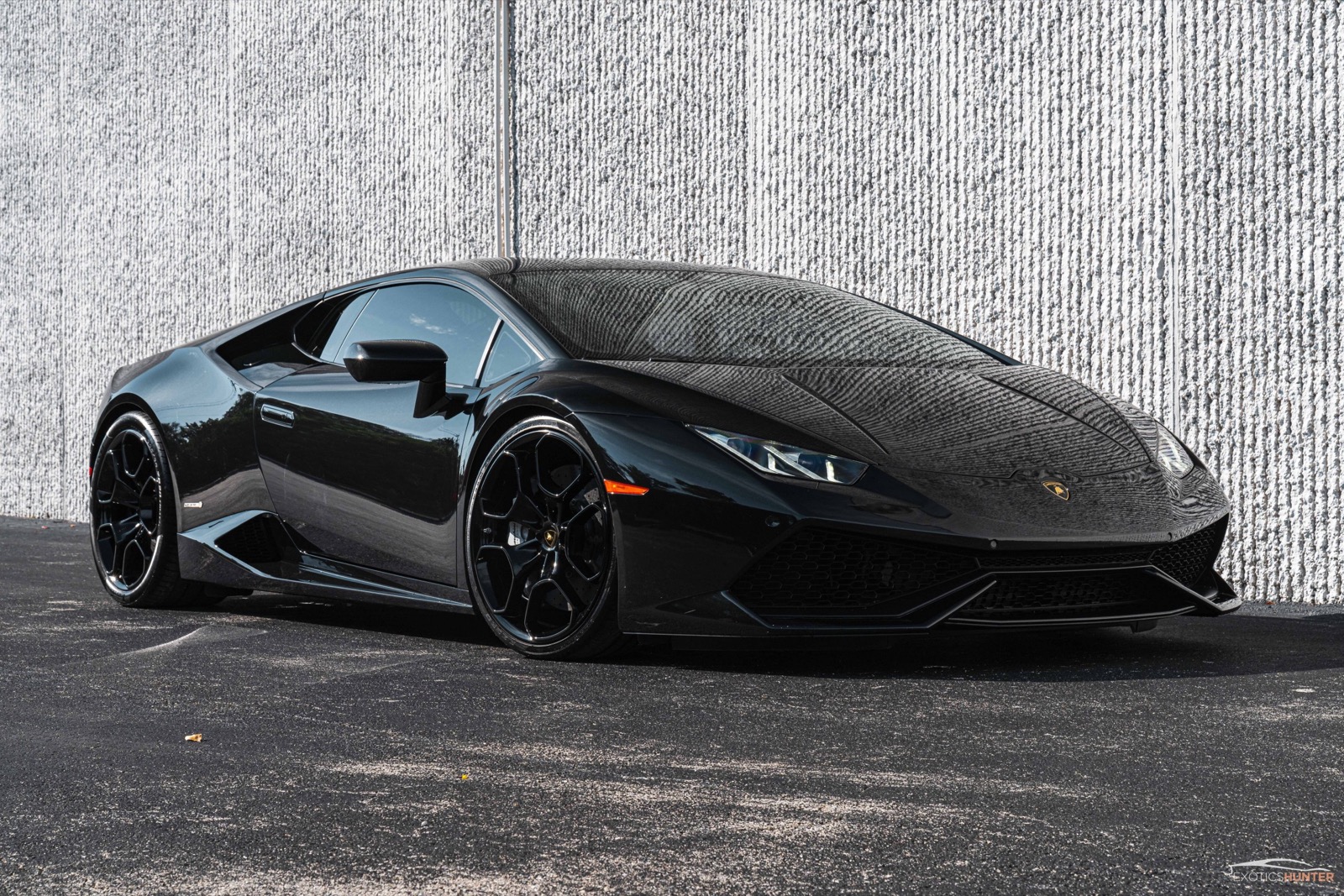 Input photo of a black Lamborghini Huracan